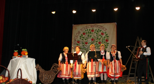 Przegląd zespołów folklorystycznych pt. "Czerwone Jabłuszko"