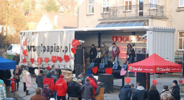 Zespół Jabłko w Przekroju jako pierwszy pojawił się na scenie w niedzielne popołudnie