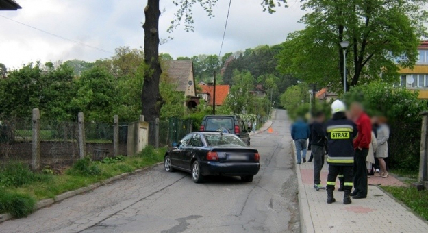 Samochód uderzył w krawężnik i stanął w poprzek drogi