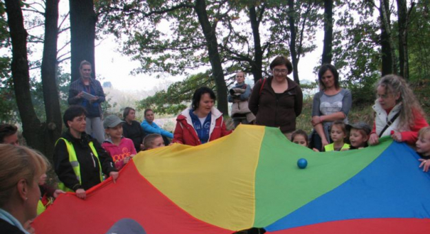 Rodzice wraz z dziećmi i opiekunami podczas wyprawy