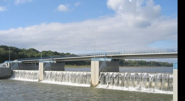 Zbiornik wodny Kozielno. Widok na budowlę zrzutową od dolnej wody. Zbiornik wodny Kozielno. Widok na budowlę zrzutową od dolnej wody