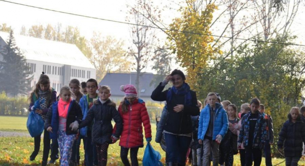 Uczniowie ząbkowickich szkół w akcji sprzątania świata