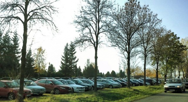 Parking przy cmientarzu w dniu Wszystkich Świętych