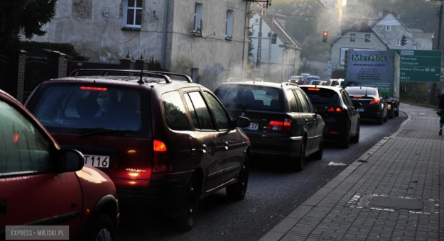 Największy problem jest w godzinach porannych i popołudniowych, kiedy w oczekiwaniu na przejazd stoi po kilkanaście samochodów