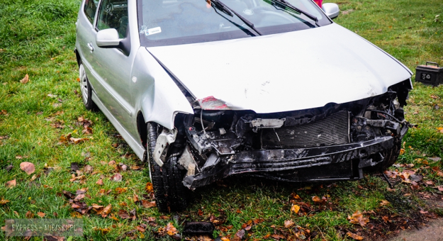 Volkswagen wypadł z drogi w Niedźwiedniku