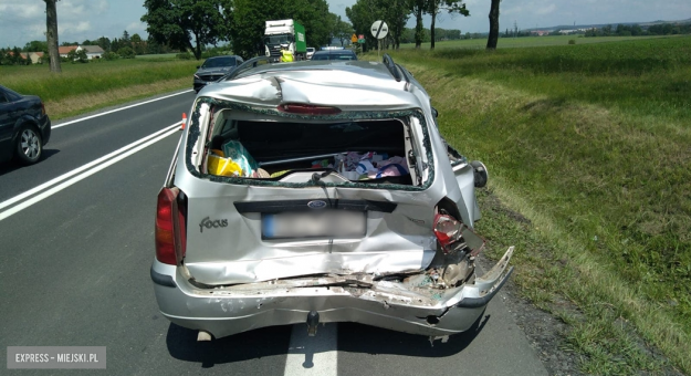 Zderzenie samochodu ciężarowego z osobówką na krajowej ósemce 