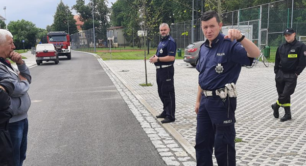 Policjanci szkolili strażaków-ochotników z Budzowa z zakresu kierowania ruchem