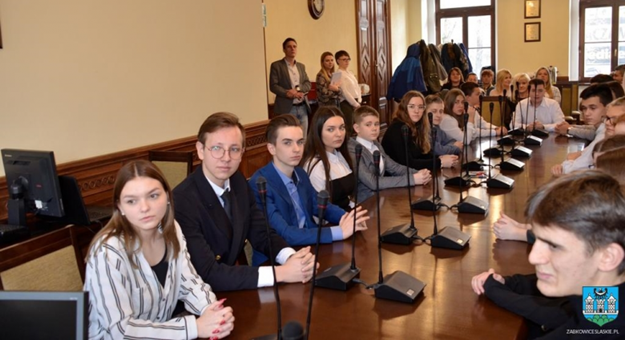 Projekt „#YouthUP the Strategy” będzie trwał rok. Uczestnikami projektu będą radni Młodzieżowej Rady Miejskiej Ząbkowic Śląskich oraz radni Młodzieżowych Rad Miejskich Kędzierzyna Koźla i Gliwic