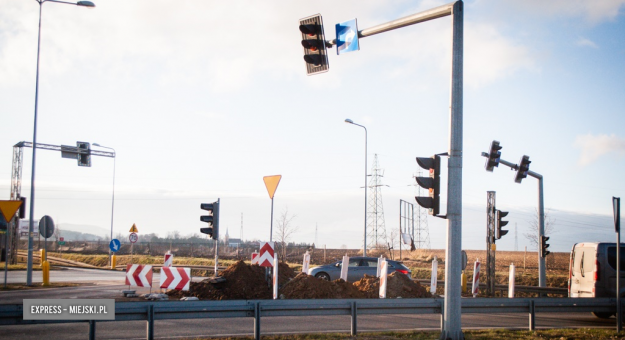 Trwa montaż sygnalizacji świetlnej na skrzyżowaniu krajowej ósemki z małą obwodnicą Ząbkowic Śląskich. Na czas prac mogą występować przerwy w działaniu sygnalizacji świetlnej