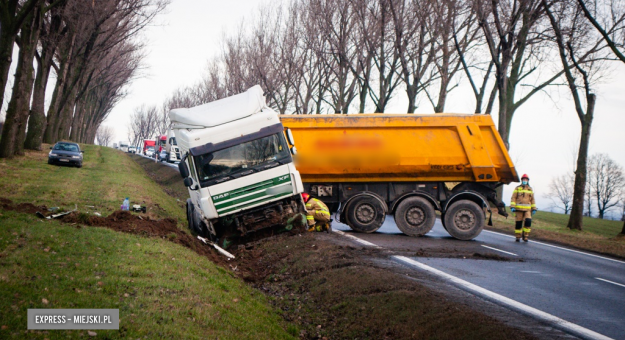 Zderzenie ciężarówki z samochodem dostawczym między Braszowicami a Bardem. Droga zablokowana
