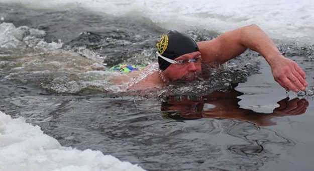 Marek Rother podejmie próbę pobicia rekordu Polski. W lodowatej wodzie musi pokonać 1609 metrów w czasie poniżej 23 minut i 7 sekund