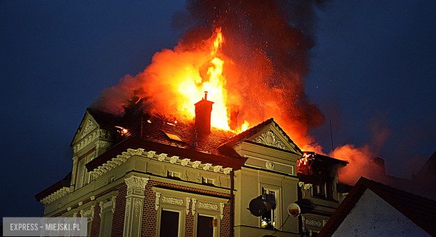 Pożar zabytkowej kamienicy na ul. Głównej w Bardzie. Dach nad głową straciło kilkanaście osób