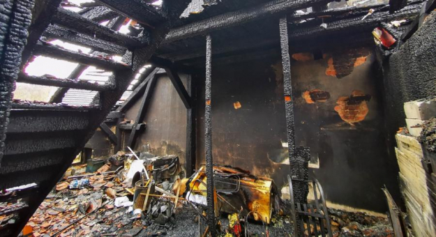 Pożar zabytkowej kamienicy przy ul. Głównej w Bardzie. Dach nad głową straciło kilkanaście osób