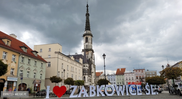 Napis „I love Ząbkowice Śl.” na ząbkowickim rynku