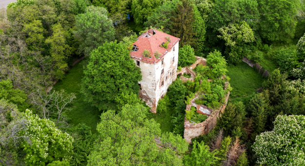 Zamek w Ciepłowodach - maj 2020. Obiekt znajduje się w bardzo złym stanie. Pojawiła się jednak nadzieja, że uda się go uratować. Od marca 2021 roku średniowieczny zamek ma nowego właściciela