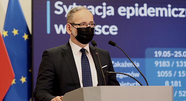 Sytuacja epidemiczna w Polsce ustabilizowała się. Odnotowujemy dalsze spadki dziennej liczby zakażeń i zajętości łóżek, mimo rosnącej mobilności Polaków. Dlatego przechodzimy do dalszego luzowania obostrzeń - powiedział dziś minister zdrowia Adam Niedzielski i przedstawił harmonogram luzowania obostrzeń na najbliższy miesiąc