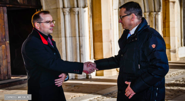 Burmistrz Marcin Czerniec i premier Mateusz Morawiecki podczas wizyty szefa rządu w Kamieńcu Ząbkowickim. Podczas konferencji ogłoszono wówczas, że Kamieniec Ząbkowicki od 1 stycznia 2021 roku uzyska prawa miejskie, a co za tym idzie status gminy miejsko-wiejskiej