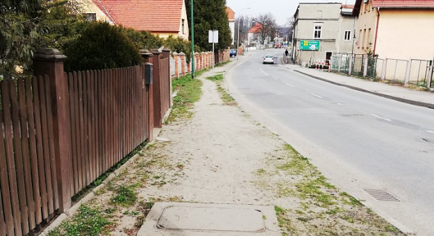 Aktualny stan chodnika pozostawia wiele do życzenia