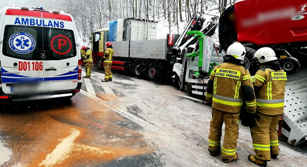 Zderzenie dwóch samochodów ciężarowych i lawety na krajowej ósemce na wysokości Dębowiny. Niestety, pomimo wysiłku służb ratunkowych, nie udało się uratować jednego z kierowców... 