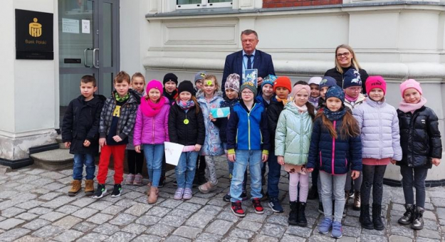 Uczniowie ze Szkoły Podstawowej nr 3 w Ząbkowicach Śląskich z wizytą w banku PKO