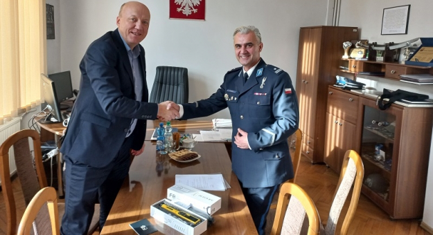 Przekazanie nowego alkomatu dla policjantów z powiatu ząbkowickiego