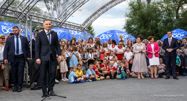 Na mocy nowelizacji wysokość świadczenia wychowawczego wzrośnie od 1 stycznia 2024 roku z kwoty 500,00 zł do 800,00 zł