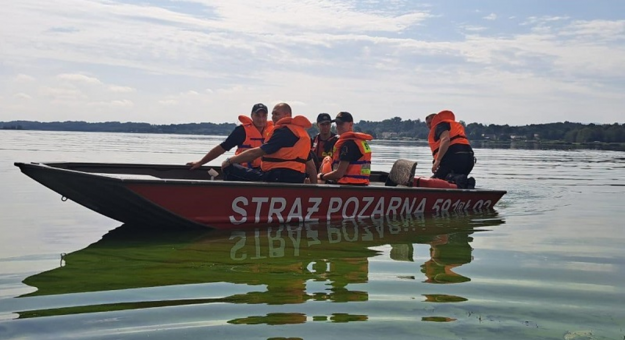 Policjanci wraz ze strażakami czuwając nad bezpieczeństwem odwiedzających zbiornik edukowali ich jak właściwie korzystać z uroków takich miejsc