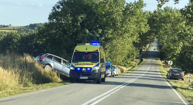 Kierująca oplem najprawdopodobniej zasłabła za kierownicą i zjechała z drogi