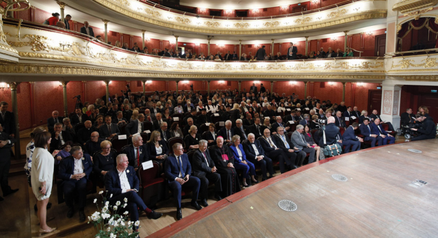 Październikowa sesja Sejmiku Województwa Dolnośląskiego na której tytuły Honorowych Obywateli Dolnego Śląska Civi Honorario otrzymali komandor Julian Gozdowski i prof. Stanisław Gebhardt