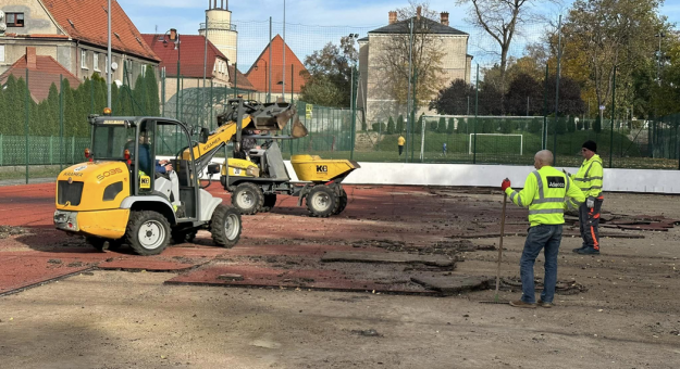 Część boiska tartanowego do piłki koszykowej i ręcznej jest wyłączona z użytkowania do końca listopa