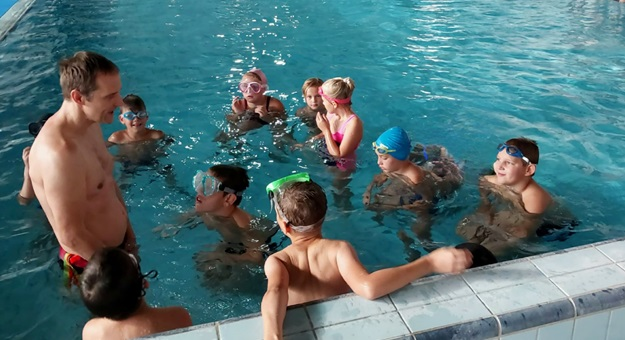 Zakończenie programu ,,Dolnoślązak umie pływać", w którym uczestniczyły dzieci z Barda