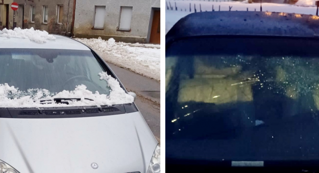 Dwa pojazdy zostały uszkodzone na skutek spadającego śniegu i lodu z dachów budynków