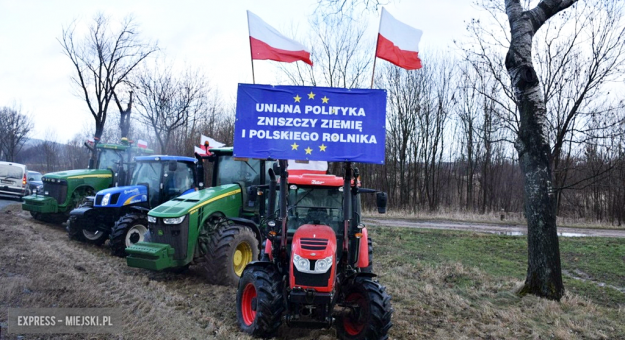 „Unijna polityka zniszczy ziemię i polskiego rolnika.” Protest rolników na krajowej ósemce [foto]
