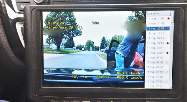 Mężczyzna został zauważony przez mundurowych, kiedy przejechał swoim samochodem przed maską nieoznakowanego radiowozu bez zapiętych pasów bezpieczeństwa