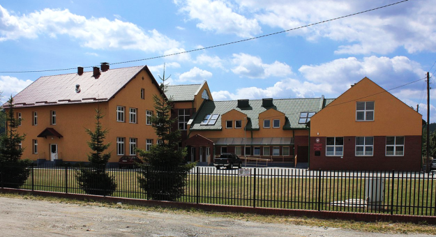 Budynek po byłym gimnazjum w Przyłęku. Dziś uczęszczają do niego uczniowie z klas VI - VIII oraz funkcjonuje w nim przedszkole