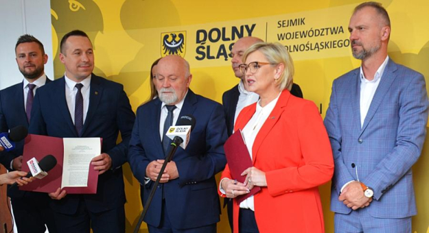 Marszałek Paweł Gancarz wraz z zarządem województwa oraz przedstawicielami sejmikowych klubów radnych zaprezentowali wspólną umowę koalicyjną