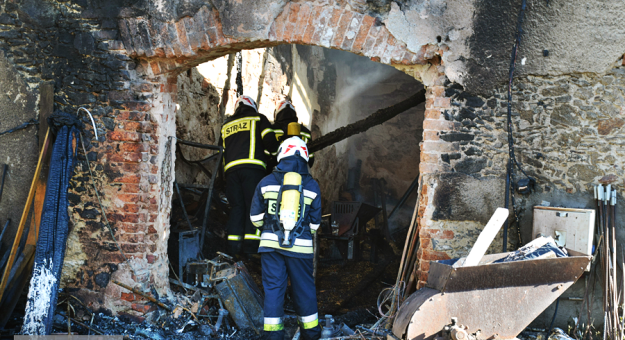 Pożar stodoły w Grodziszczu. Na miejscu interweniuje kilkanaście zastępów straży pożarnej