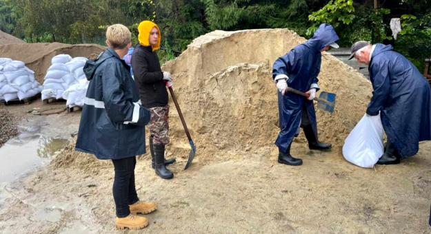  Pracownicy urzędu organizują dystrybucję worków oraz piasku w celu uszczelnienia zagrożonych obszarów