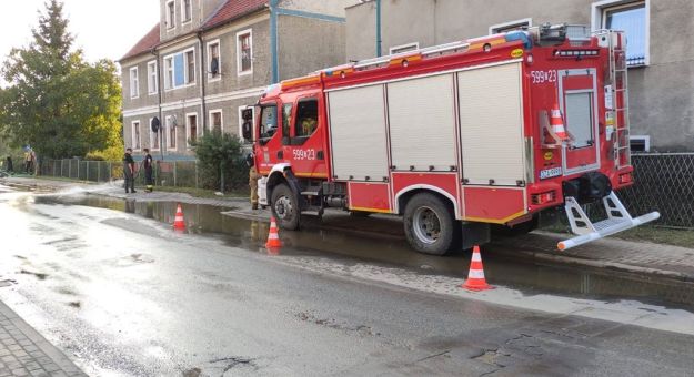 Sprzątanie po powodzi w Kamieńcu Ząbkowickim