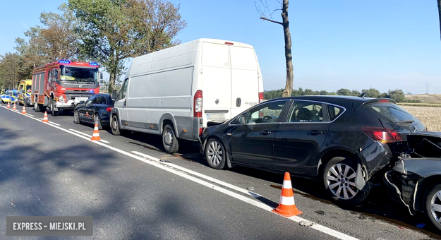 Zderzenie pięciu samochodów na krajowej ósemce. Droga zablokowana