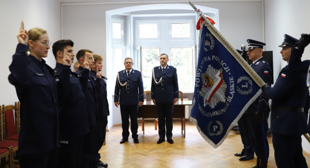 Ślubowanie nowo przyjętych policjantów w ząbkowickiej komendzie