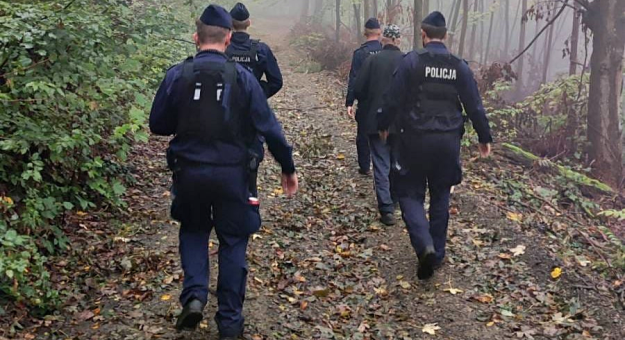 Poszli na grzyby i zgubili się w lesie. Interweniowali policjanci