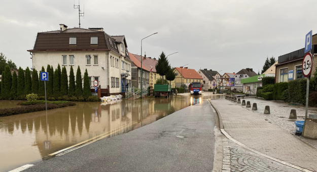 Zbiornik ma być zlokalizowany w miejscu byłej wsi Pilce i chronić przed zalaniem m.in. miasto Kamieniec Ząbkowicki. Inwestycja jest planowana do realizacji od niemal ćwierć wieku