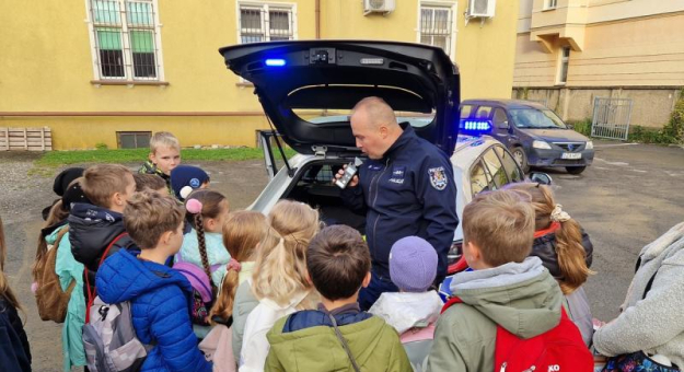 Uczniowie ząbkowickiej trójki odwiedzili komendę policji