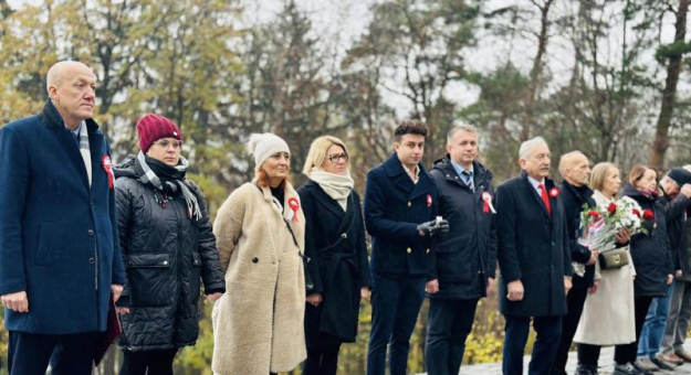 Apel niepodległościowy pod Pomnikiem Orła Piastowskiego w Ziębicach