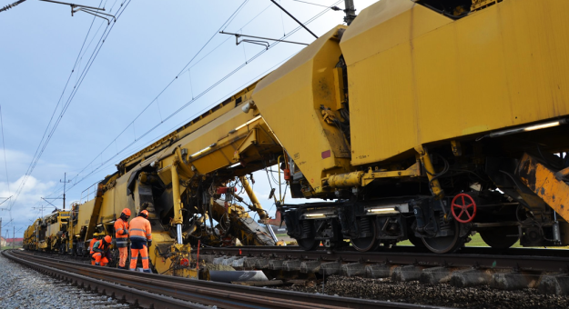 "Prace na linii kolejowej nr 276 Wrocław – Międzylesie – rewitalizacja torów wraz z robotami towarzyszącymi", realizowane za 132 mln zł z budżetu państwa, zakończą się w grudniu