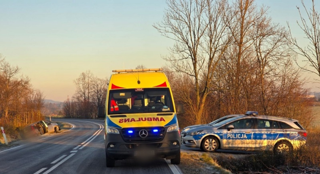 Dwie poranne kolizje na drodze wojewódzkiej nr 382 w Strąkowej