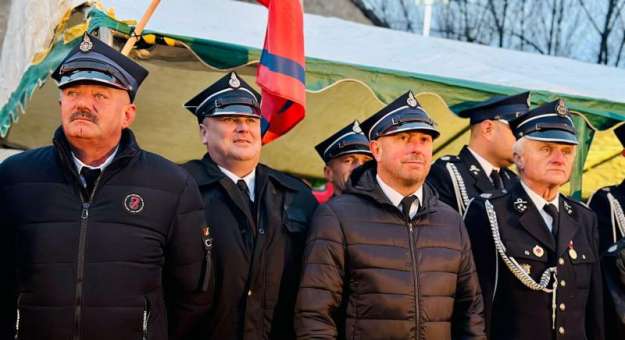 Mikołajkowy prezent dla strażaków-ochotników z Niedźwiedzia. Nowe auto już w remizie