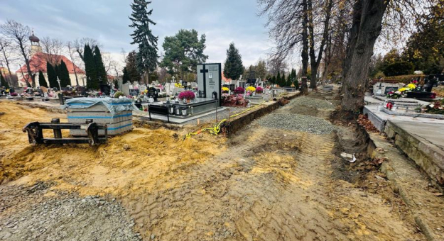 Trwają prace przy ułożeniu nowej nawierzchni alejek na cmentarzu komunalnym w Ziębicach.