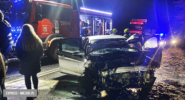 	Czołowe zderzenie dwóch aut na krajowej 46. Jedna osoba w szpitalu